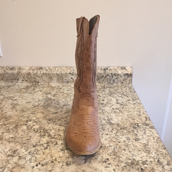 Boots - Picture 5 of 8